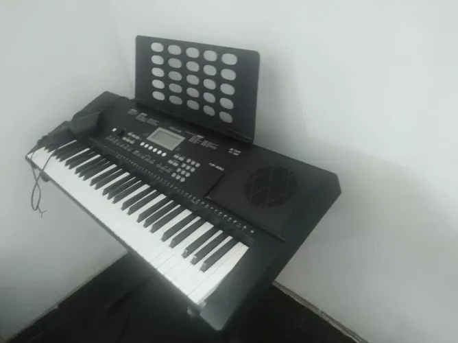 Teclado Revas KB- 330 - usado, acompanha o suporte