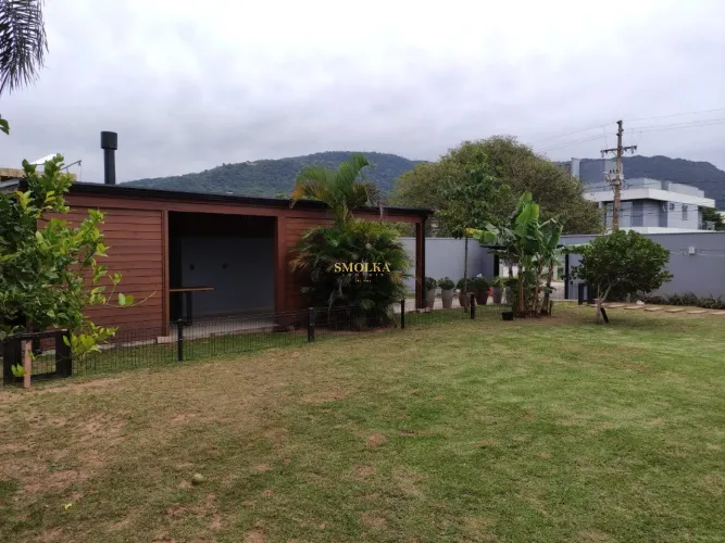 2 terrenos com 1 casa em loteamento com 918 m2