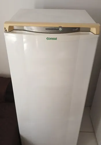 Geladeira Consul simi nova. Bem conservada nao tem havida. Unica dona