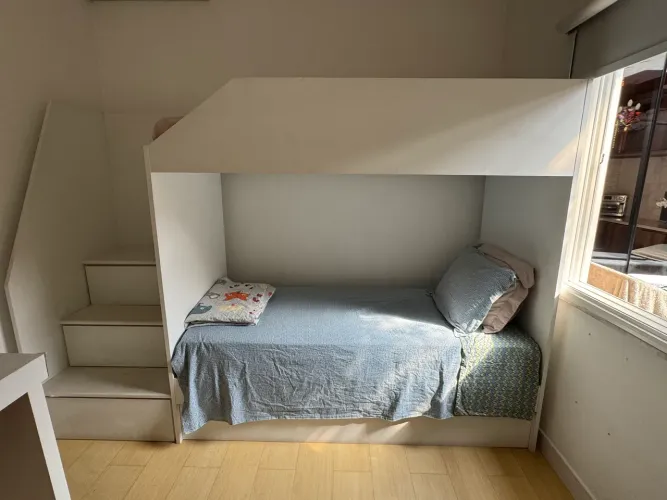 Cama beliche com gavetão e escadas com gaveta