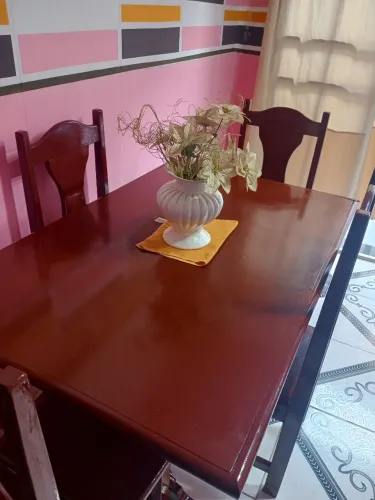Mesa de jantar de madeira pura