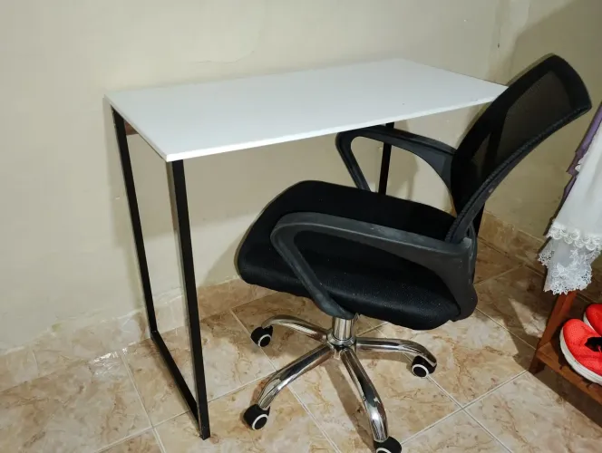 Vendo esse lindo conjunto de escrivania e cadeira giratória.