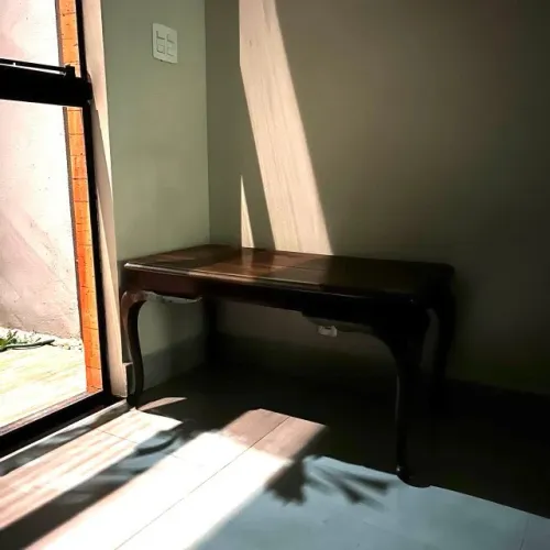Mesa de centro em madeira maciça