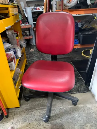 Cadeira de escritório na cor vermelha