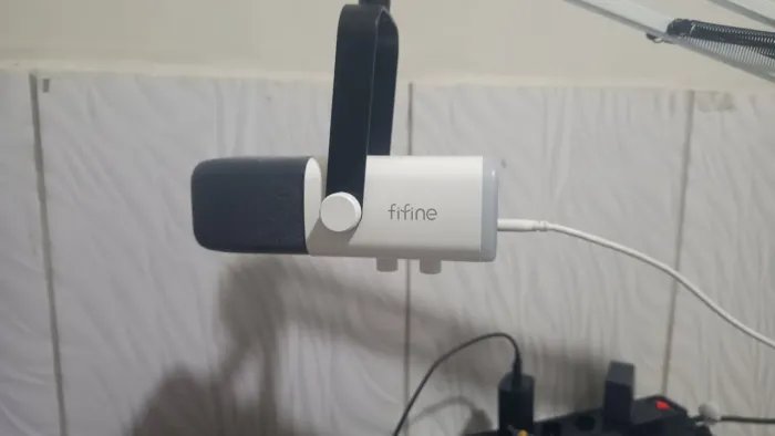 Microfone FIFINE AM8 Branco + Suporte Articulado | Apenas 2 meses de uso