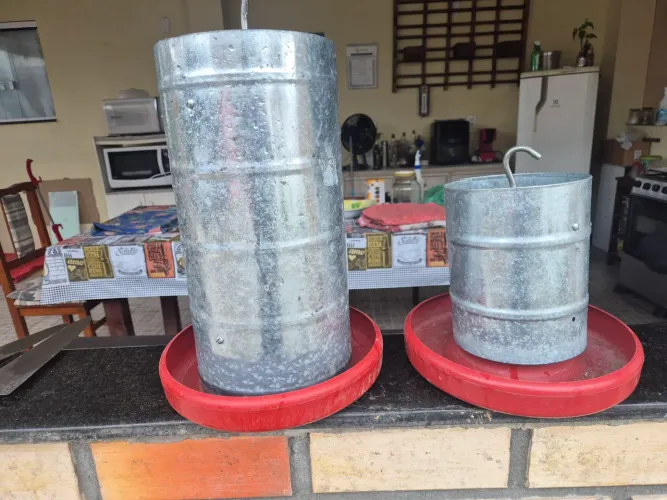 2 tratadores para galinha