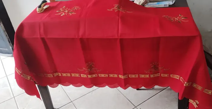 Vendo toalha de mesa 2,10 m de comprimento por 1,20 de largura nova