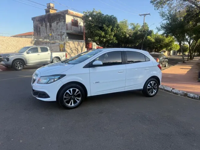Chevrolet Onix Hatch LTZ 1.4 8V Flex Power Aut. 4P 2014