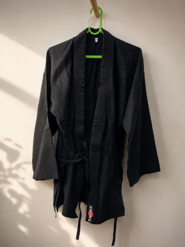 Kimono preto novo, acompanha faixa branca