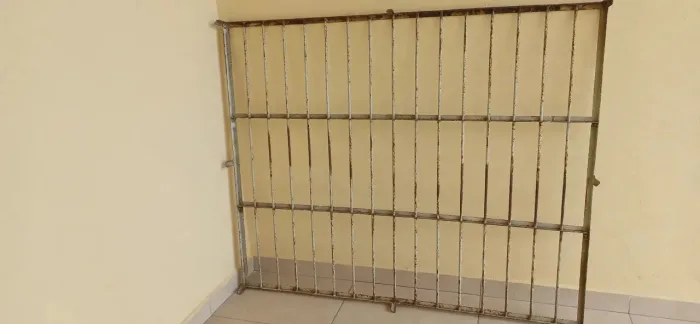 Vendo grade medindo 1,40 de comprimento por 1,20 de altura