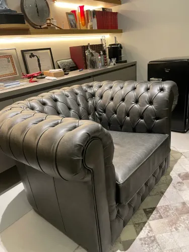 Poltrona Chesterfield couro legítimo envelhecido