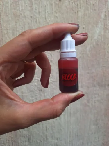 Sangue falso artificial não comestível.