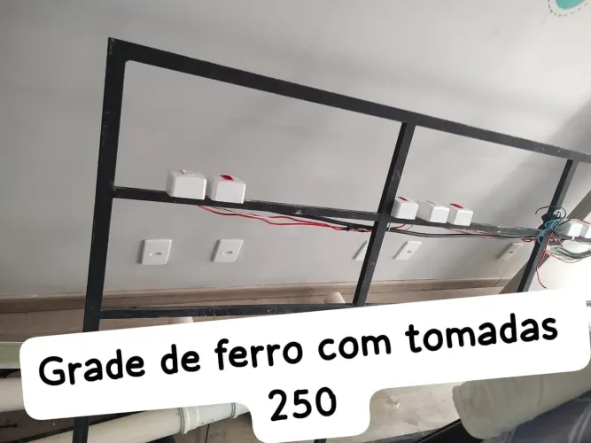 Grade de ferro com tomadas 