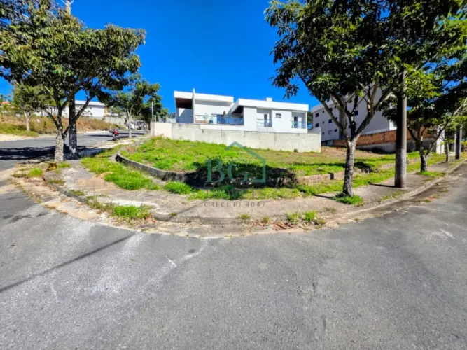 Excelente terreno de 379,39 m² á venda no Parque San Carlo em Poços de Caldas MG.