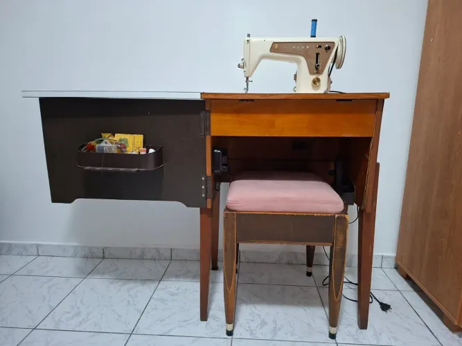 Máquina Costura Singer com gabinete 