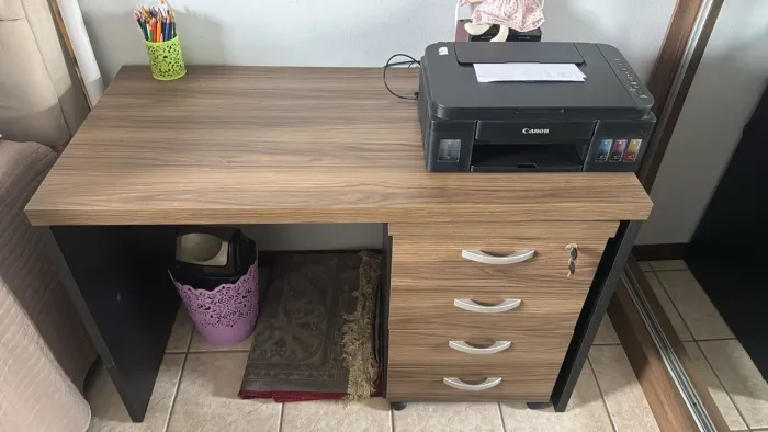 Mesa de escritório + gaveteiro com rodízio