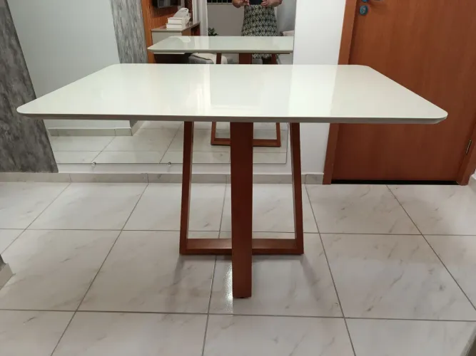 Vendo essa mesa sem as cadeiras