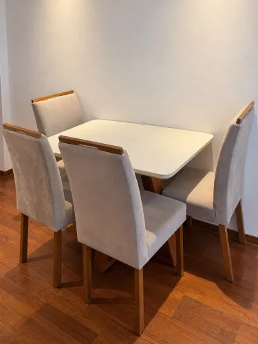 Conjunto mesa + 4 cadeiras bege ? retirada ? tampo com rachadura.