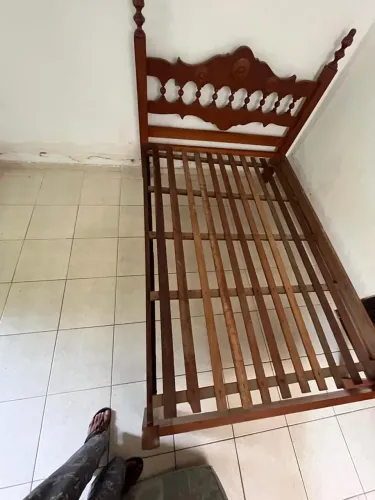 Cama de casal em madeira