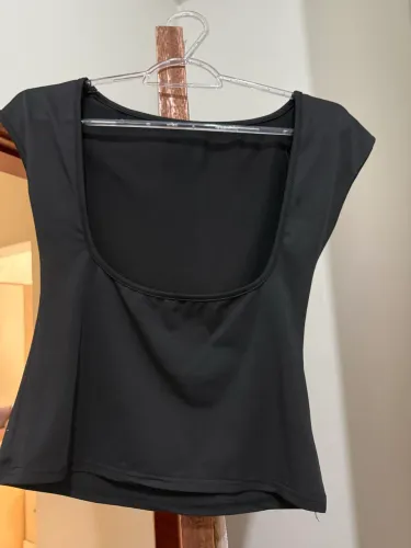 Blusa Preta com Decote nas Costas