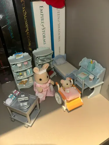 Sylvanian family enfermeira com móveis extras