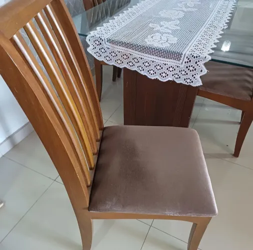 Mesa de madeira 6 cadeiras super linda