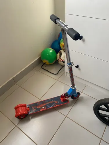 Patinete homem aranha
