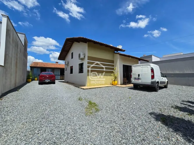 Casa com Três Dormitórios no Santa Clara II, em Guaramirim/SC