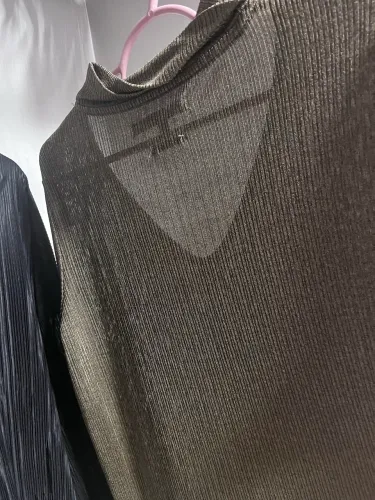 blusa canelada verde da marca basement, tamanho m.