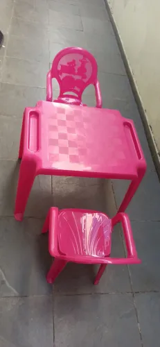 Mesa Infantil de Plástico Rosa com 2 Cadeiras - Usada em Bom Estado