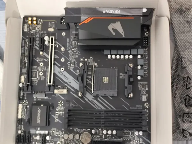 Placa mãe B550 Aorus Elite (Nunca foi usada).