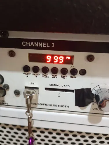 Caixa amplificada com rádio Fm bluetooth ótimo estado para igreja palestras e etc