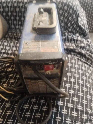 Esmerilhadeira e máquina de solda