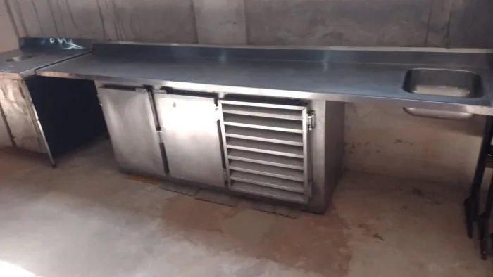 Balcão refrigerado com pia de inox 