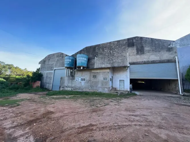 Alugo galpão comercial em Teresina com 2.000 M² com docas, prox. a BR-316 e melhor custo m