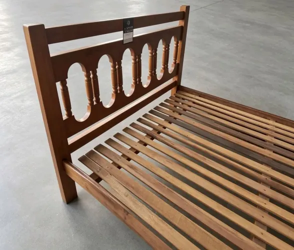 Cama madeira casal padrão,  usado 