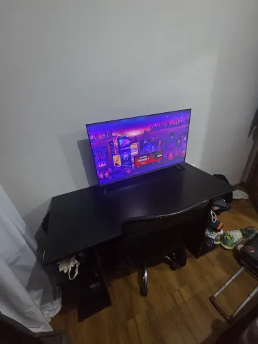 Mesa de estudos preta com cadeira (TV nao inclusa)