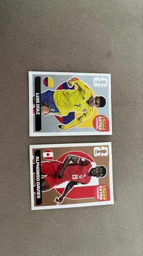 Figurinhas LEGEND (extra sticker) - ALFHONSO DAVIES (bronze) E LUIS DÍAZ ( prata)