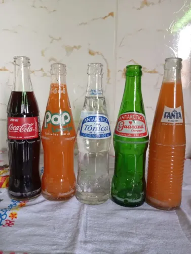 se vc tem mais de 40 decore sua mesa de aniversário com essas garrafinhas . tenho d outra