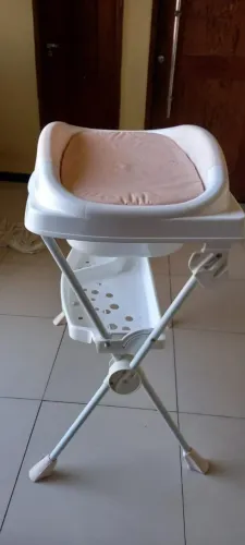 Banheira de bebê com suporte e trocador