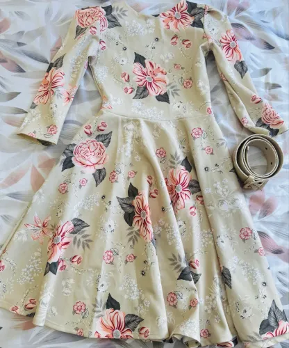 Vestido moda evangélica tamanho P floral com cinto