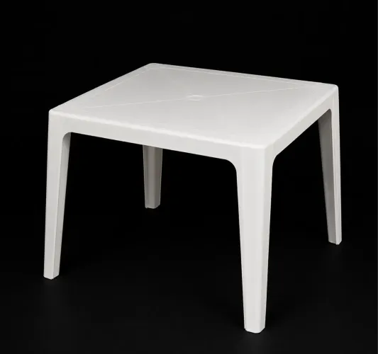 Mesa com cadeiras de plástico
