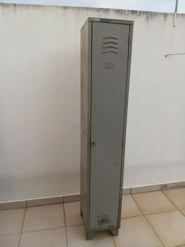 Armário de Aço 1 Porta com Chave - 199 x 34 x 42 cm prateleira estante ferro roupeiro