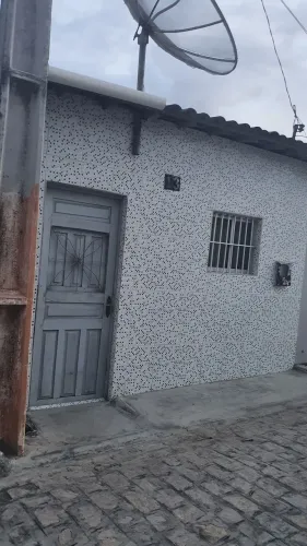 Vendo casa de dois quartos, na Vila em Queimadas-PB