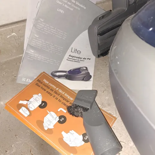 Aspirador de pó """""127 VOLTS"""" Electrolux Lite 1400W (modelo LIT31) usado