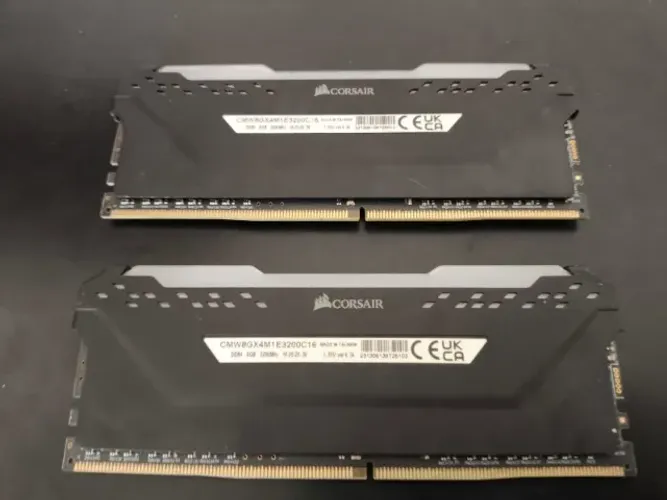 Memória Corsair Vengeance PRO, RGB, 8GB, 3200MHz, DDR4 (2 Unidades)