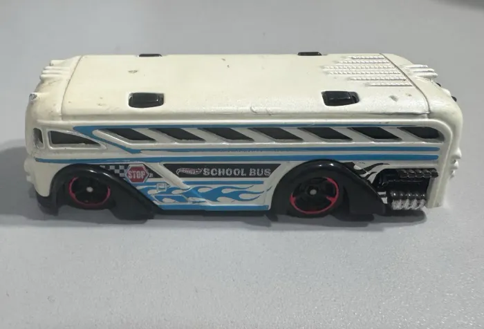 Hot Wheels Surfin? School Bus HW City (fora da embalagem) ano: 2014