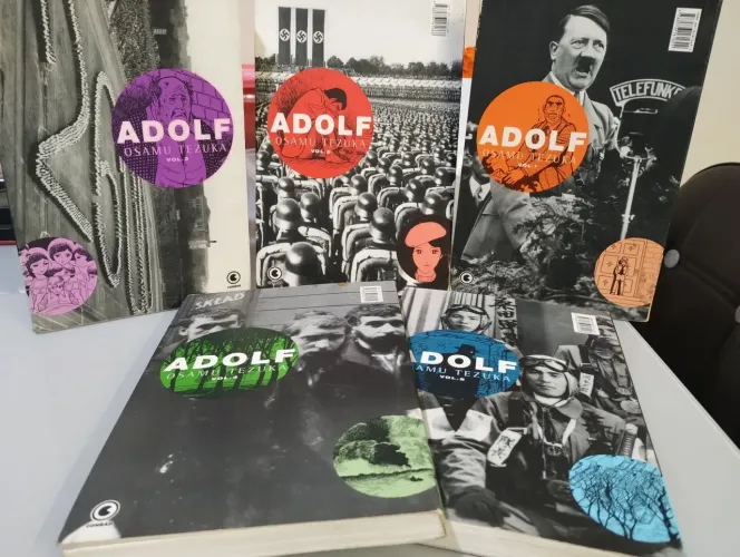 Coleção dos mangas de "Adolf"