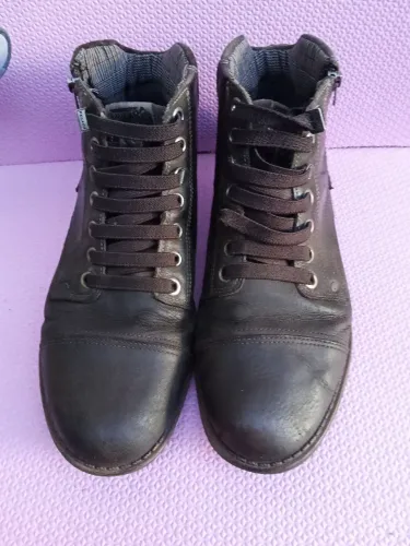 Bota de couro pegada tamanho 41 com pequeno desgaste no calcanhar ,