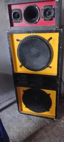 Vendo uma caixa de som com 2 fones 1 de mil da marca magno e 1 de 600 da marca selene